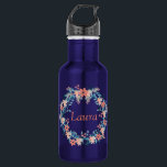 Botella De Agua Guirnalda de color azul<br><div class="desc">Esta botella de agua de melocotón con flores azules es el regalo perfecto para una dama especial. Colorida y de una especie, la botella de agua tiene un llamativo color azul con una melocotón y una corona floral azul que encierra el nombre del destinatario. Elija entre varios colores. ¡Personaliza el...</div>