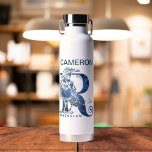 Botella De Agua Harry Potter | Aguamenti RAVENCLAW™ Añadir su nomb<br><div class="desc">Echa un vistazo a esta gráfica de Ravenclaw basada en el hechizo acuático Aguamenti. Aquí hay un cuervo azul parado frente a una letra gigante "R" con el nombre "Ravenclaw" escrito debajo.</div>