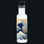Botella De Agua Hokusai la gran onda<br><div class="desc">Hokusai la gran botella de agua de la onda. Impresión japonesa del woodblock a partir de 1830-1833. Una de las ilustraciones japonesas más famosas del mundo, la gran onda de Hokusai de Kanagawa es la primera entrada en sus treinta y seis opiniones del monte Fuji. La montaña sí mismo se...</div>