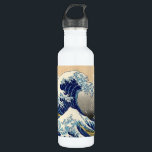 Botella De Agua Hokusai la gran onda<br><div class="desc">Hokusai la gran botella de agua de la onda. Impresión japonesa del woodblock a partir de 1830-1833. Una de las ilustraciones japonesas más famosas del mundo, la gran onda de Hokusai de Kanagawa es la primera entrada en sus treinta y seis opiniones del monte Fuji. La montaña sí mismo se...</div>