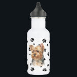 Botella De Agua Huella de Perro Terrier de Yorkshire<br><div class="desc">Esta botella de agua muestra el retrato de un artista de un adorable perro de Yorkshire Terrier. La imagen está dos veces sobre la botella y colocada sobre un fondo salpicado de huellas de pata negra. Tu nombre u otro texto está en un cartel negro entre las dos imágenes de...</div>