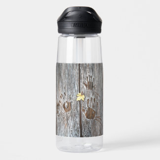 Botella De Agua Huellas de aves en tablas de madera con hojas de o