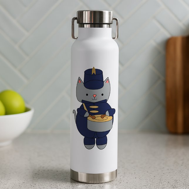 Botella De Agua Ilustración de batería de banda de marcha de gato  (A water bottle with a cat playing the snare drum in a navy blue and gold marching band uniform.)
