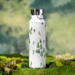 Botella De Agua Ilustracion de esquí alpino<br><div class="desc">Diseño de patrones de esquí con temática invernal de Guay con esquiadores esquiando por las pistas de esquí alpino entre los abetos cubiertos de nieve en los alpes. Los esquiadores Freeride llevan coloridos trajes de esquí retro vintage, esquiando cuesta abajo con esquís sobre un paisaje montañoso blanco y nevado. Maravilloso...</div>