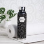 Botella De Agua Ilustracion de magnolia monograma Personalizado<br><div class="desc">Presentamos nuestra "Botella de agua blanca y negra del Ilustracion Monograma Magnolia personalizada", un accesorio elegante y de personalizable para mantenerse hidratado durante el viaje. Esta botella de agua presenta un ilustracion de magnolia de moda en blanco y negro, personalizado con su monograma para un toque único. Manténgase hidratado con...</div>