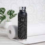 Botella De Agua Ilustracion de magnolia monograma personalizado<br><div class="desc">Presentamos nuestra "Botella de agua blanca y negra del Ilustracion Monograma Magnolia personalizada", un accesorio elegante y de personalizable para mantenerse hidratado durante el viaje. Esta botella de agua presenta un ilustracion de magnolia de moda en blanco y negro, personalizado con su monograma para un toque único. Manténgase hidratado con...</div>