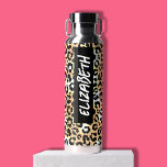 Botella De Agua Impresión de leopardo<br><div class="desc">Una divertida huella de leopardo cubre esta botella de agua personalizada con tu nombre impreso verticalmente en letras de moda en negro en ambos lados.</div>