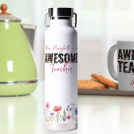 Botella De Agua Increíble negrita Personalizado de borde floral de<br><div class="desc">Increíble botella de agua para personalizar con nombre y profesión,  como "La señorita Honeybell es una maestra genial". El diseño tiene un borde floral y una bonito acuarela de flores silvestres llenando la tipografía audaz. Navega por mi colección de regalos para profesores para ver más regalos para los profesores.</div>