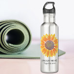 Botella De Agua Instructor de Yoga Personalizado Girasol<br><div class="desc">Esta moderna botella de agua botánica Instructor de Yoga está decorada con un girasol color amarillo acuático. Personalizable fácil. Utilice la Herramienta de diseño para cambiar el tamaño, estilo o color del texto. A medida que creamos nuestra obra de arte no encontrarás esta imagen exacta de otros diseñadores. Acuarela original...</div>