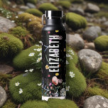 Botella De Agua Jardín de flores silvestres<br><div class="desc">Las flores silvestres acuáticas cubren esta botella de agua personalizada con tu nombre impreso verticalmente en letras de moda en ambos lados.</div>
