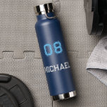 Botella De Agua Jugador blanco azul moderno Nombre Jersey Número D<br><div class="desc">Crea tu propio personalizado, personalizado, fresco, moda, moderno, elegante tipografía azul y blanco / fuente / guión, elegante azul marino, a prueba de derrames, acero inoxidable, exterior resistente a la condensación, nombre de jugador monogramado jersey número de doble pared duradero Thor Copper Vacuum Insulated Bottle que mantiene las bebidas calientes...</div>