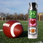 Botella De Agua Jugador de fútbol de amor por la paz personalizado<br><div class="desc">Personaliza esta botella de agua de Peace Love Football con un nombre de jugador o entrenador bajo el signo de paz,  corazón y pelota. Un regalo deportivo genial para los Navidades.</div>