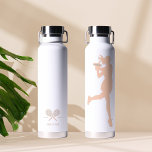 Botella De Agua Jugadora de tenis femenina rosa moderna personaliz<br><div class="desc">El diseño incluye una jugadora femenina y tu nombre al fondo de la botella junto con un icono de raqueta de tenis de color rosa. Excelentes ideas de regalo para tus amigos y familia.</div>