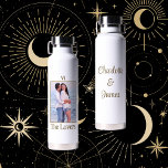 Botella De Agua La carta Tarot de los amantes | Foto De La Pareja<br><div class="desc">Con su foto favorita esta botella de agua,  coordina con el resto de la colección de tarjetas Tarot "Los amantes" y hace un lindo recuerdo práctico para usar en su día de boda. Para editar el texto,  haga clic en el botón de personalización.</div>