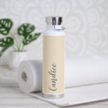 Botella De Agua La dama de honor Boda personalizada de Champagne<br><div class="desc">Regale a su boda dama de honor o dama de honor con esta botella de agua insulada de moda y vacío, que cuenta con su nombre en un guion gris y estilizado sobre un fondo de color champán diseñado para coincidir con su esquema de color boda. Personalice el frasco editando...</div>