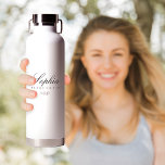 Botella De Agua La dama de honor personalizada<br><div class="desc">Esta botella de agua de la dama de honor es un regalo moderno y elegante, perfecto para su fiesta nupcial. Con un minimalista diseño en blanco y negro con delicados acentos florales y una elegante caligrafía, añade un toque de sofisticación a cualquier colección de regalos de damas de honor. Ideal...</div>
