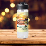 Botella De Agua La eslora de la vida del río | Diversión de verano<br><div class="desc">Las botellas de agua de "vibraciones de verano" divertidas presentan el diseño de arte digital acuarela de un lindo holgazán perezoso flotando por el río con texto de #riverlife</div>