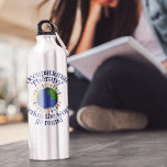 Botella De Agua La terapia ocupacional hace que el mundo gire<br><div class="desc">OT hace que el mundo gire alrededor de una botella de bebida con su compañía personalizado en la parte inferior. Un lindo regalo de terapia ocupacional para tu terapeuta ocupacional favorito. Cuenta con un grupo de personas que se toman de la mano alrededor del planeta azul y verde Tierra. Junte...</div>