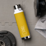 Botella De Agua La tipografía moderna amarilla dorada personalizad<br><div class="desc">Botella de agua moderna e aislada al vacío que presenta un nombre personalizado en tipografía blanca y moderna sobre un fondo de color amarillo dorado. Personalice el frasco editando el nombre y reemplazándolo por el suyo propio según lo desee. Perfecto para un regalo de cumpleaños, regalo de boda, etc. Seleccione...</div>