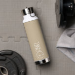 Botella De Agua La tipografía moderna de Khaki personalizada<br><div class="desc">Botella de agua moderna e aislada al vacío que presenta un nombre personalizado en tipografía blanca y moderna sobre un fondo de color caqui. Personalice el frasco editando el nombre y reemplazándolo por el suyo propio según lo desee. Perfecto para un regalo de cumpleaños, regalo de boda, etc. Seleccione su...</div>