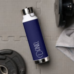 Botella De Agua La tipografía moderna de la Marina Azul personaliz<br><div class="desc">Botella de agua a la moda, aislada al vacío, que presenta un nombre personalizado en tipografía blanca y moderna sobre un fondo de color azul marino. Personalice el frasco editando el nombre y reemplazándolo por el suyo propio según lo desee. Perfecto para un regalo de cumpleaños, regalo de boda, etc....</div>