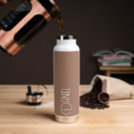 Botella De Agua La tipografía moderna de Mocha personalizada<br><div class="desc">Botella de agua a la moda, aislada al vacío, que presenta un nombre personalizado en tipografía blanca y moderna sobre un fondo de color mocha. Personalice el frasco editando el nombre y reemplazándolo por el suyo propio según lo desee. Perfecto para un regalo de cumpleaños, regalo de boda, etc. Seleccione...</div>