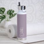 Botella De Agua La tipografía moderna malva personalizada<br><div class="desc">Botella de agua a la moda, aislada al vacío, con nombre personalizado en tipografía blanca y moderna sobre un fondo de color moderno y malva. Personalice el frasco editando el nombre y reemplazándolo por el suyo propio según lo desee. Perfecto para un regalo de cumpleaños, regalo de boda, etc. Seleccione...</div>
