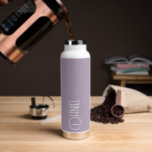 Botella De Agua La tipografía moderna malva personalizada<br><div class="desc">Botella de agua a la moda, aislada al vacío, con nombre personalizado en tipografía blanca y moderna sobre un fondo de color moderno y malva. Personalice el frasco editando el nombre y reemplazándolo por el suyo propio según lo desee. Perfecto para un regalo de cumpleaños, regalo de boda, etc. Seleccione...</div>