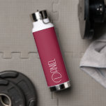 Botella De Agua La tipografía moderna y roja del vino personalizad<br><div class="desc">Botella de agua a la moda, aislada al vacío, con un nombre personalizado en tipografía blanca y moderna sobre un fondo de color rojo vitivinícola de moda. Personalice el frasco editando el nombre y reemplazándolo por el suyo propio según lo desee. Perfecto para un regalo de cumpleaños, regalo de boda,...</div>