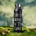 Botella De Agua La vida es mejor en el lago personalizado aislado<br><div class="desc">La vida es mejor en la botella de agua aislada del personalizado. Diseño Guay con tipografía vintage. Los colores se pueden cambiar. Graciosa idea de regalo de retiro para él o ella. Disponible en negro, marino, plata y blanco. Personaliza tu propio texto opcionalmente. Ideal para viajes, deportes, trabajo y más....</div>