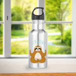 Botella De Agua Lástima en la rosa del yoga Lotus<br><div class="desc">Ilustracion gracioso de una tierna pereza sosteniendo una pose de yoga de loto y las palabras "Despacio" en letra manuscrita.</div>