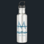 Botella De Agua Letra azul marino groomsman fecha masculina por<br><div class="desc">diseño</div>
