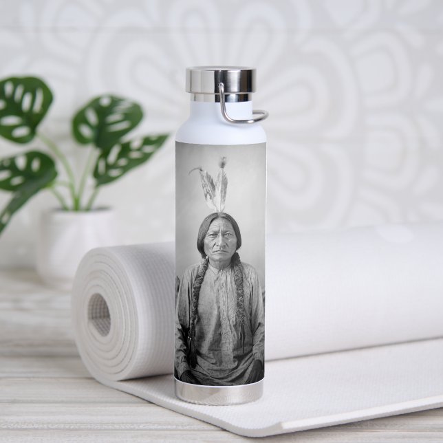 Botella De Agua Líder lakota sacudiendo a indígenas norteamericano (Yoga)