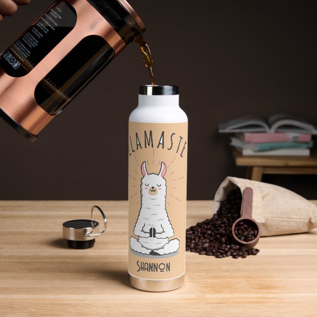 Botella De Agua Llama de yoga - Nombre de monograma de llamada Pun (Café)