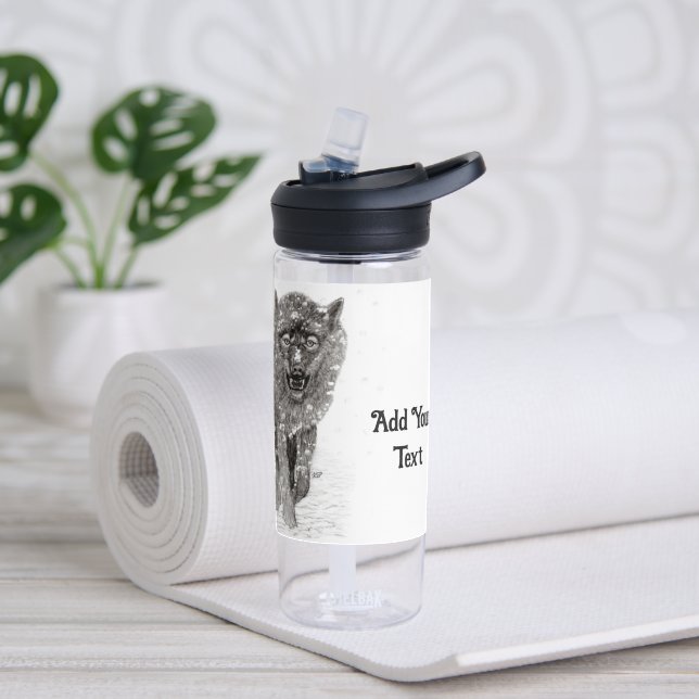 Botella De Agua Lobo negro enojado en la nieve, invierno salvaje (Yoga)