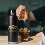 Botella De Agua Logotipo de promotor de bienes raíces modernos<br><div class="desc">Moderna botella de agua promocional inmobiliaria elevó su marca inmobiliaria con artículos promocionales de primera calidad! Asegúrese de que sus clientes nunca olviden su nombre con Rótulo personalizado. Perfecto para anotar los detalles de la propiedad y la información de contacto, estas notas te mantienen al tanto. Haz una declaración de...</div>
