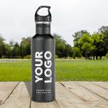 Botella De Agua Logotipo personalizado y texto en negro<br><div class="desc">Anuncie con su logotipo comercial, eslogan, nombre de la empresa, sitio web u otro texto personalizado en una botella de agua de acero inoxidable negro mate de marca. Reemplace el logotipo de ejemplo y el texto por el suyo propio en la barra lateral. Los logos de color blanco o claro...</div>