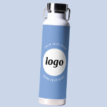 Botella De Agua Logotipo simple y azul comercial del texto<br><div class="desc">Diseño sencillo de logotipo y texto personalizado para fomentar la lealtad de la marca y promocionar su pequeña empresa. Reemplace el logotipo por el suyo propio y cambie o elimine el texto superior e inferior al personalizar. Perfecto para fines promocionales y para dar a empleados,  clientes y clientes.</div>