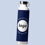 Botella De Agua Logotipo simple y azul de la marina de negocios de<br><div class="desc">Diseño sencillo de logotipo y texto personalizado para fomentar la lealtad de la marca y promocionar su pequeña empresa. Reemplace el logotipo por el suyo propio y cambie o elimine el texto superior e inferior al personalizar. Perfecto para fines promocionales y para dar a empleados,  clientes y clientes.</div>