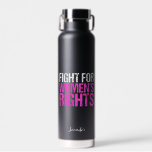 Botella De Agua Lucha por los derechos de las mujeres Personalizad<br><div class="desc">Lucha por la igualdad de derechos para las mujeres. Una fuerte declaración política feminista para cada mujer. Exigir igualdad y justicia. Mantener el aborto legal y luchar por leyes que favorezcan la elección. Negrita botella de agua de feminismo negro y rosa con personalización.</div>
