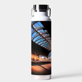 Botella De Agua Luz , en la estación de tren