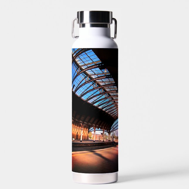 Botella De Agua Luz , en la estación de tren (Delantero)