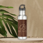 Botella De Agua Madera De Grano De Madera Con Nombre Personalizado<br><div class="desc">Madera de grano de madera con botella de agua Monograma Nombre Personalizado presenta un trozo de madera rústica con un monograma y un nombre personalizado. Personalice editando el texto en el cuadro de texto o eliminándolo sin texto. Diseñado por ©Evco Studio www.zazzle.com/store/evcostudio</div>