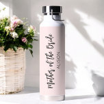 Botella De Agua Madre de la Novia Rosa Rubor Boda<br><div class="desc">Botella de Agua para la Madre de la Novia en Rosa Rubor y Negro. Ideal para Bodas,  Fiesta Nupcial,  Cena de Despedida de Soltera. Echa un vistazo a más productos con este diseño en la colección abajo.</div>