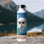 Botella De Agua Maleta de viaje de perro blanco lindo nombre perso<br><div class="desc">Cute White Dog Travel Suitcase Nombre personalizado Bottle Agua con un lindo cachorro blanco usando gafas de sol en una maleta retro lista para viajar con tu nombre personalizado en moderna tipografía de escritura de caligrafía blanca. Regalo o favor perfecto para fiestas de cumpleaños, fin de semana de chica, despedida...</div>