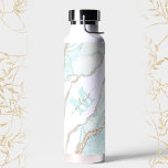 Botella De Agua Marble Agate Geode Light Blue Gold Monograma Nombr<br><div class="desc">Botella de agua moderna con un diseño de ágate de mármol con purpurina falso y oro en azul acuático claro,  dorado y blanco. Personaliza fácilmente el texto. Visita la tienda para ver la línea completa de productos disponibles. - Kate Eden Art.</div>