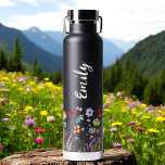 Botella De Agua Marca de Monograma del jardín de flores silvestres<br><div class="desc">Relájese con nuestra exquisita botella de agua en el jardín de flores silvestres Monograma Nombre Agua. Esta elegante botella, elaborada con durabilidad y elegancia en mente, está adornada con un impresionante diseño de jardín de flores silvestres acuáticas que evoca la belleza de la naturaleza. Personaliza tu botella con tu monograma...</div>