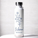 Botella De Agua Marioneta Azul de la Marina Nombre Floral Bachelor<br><div class="desc">Celebra con estilo con nuestro nombre Bachelorette Bridal Party Thermal Wine Tumbler. Con un diseño de escritura elegante y personalizado, este tumbler es perfecto para mantener las bebidas a la temperatura ideal durante sus festividades nupales. Elaborado con materiales aislados de alta calidad, es tan práctico como moda. Ideal para fiestas...</div>