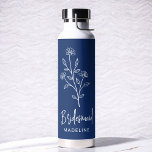 Botella De Agua Marioneta Azul de la Marina Nombre Floral Bachelor<br><div class="desc">Celebra con estilo con nuestro nombre Bachelorette Bridal Party Thermal Wine Tumbler. Con un diseño de escritura elegante y personalizado, este tumbler es perfecto para mantener las bebidas a la temperatura ideal durante sus festividades nupales. Elaborado con materiales aislados de alta calidad, es tan práctico como moda. Ideal para fiestas...</div>