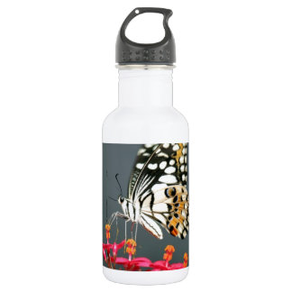 Botella De Agua Mariposa blanca negra y amarilla sobre flores rosa